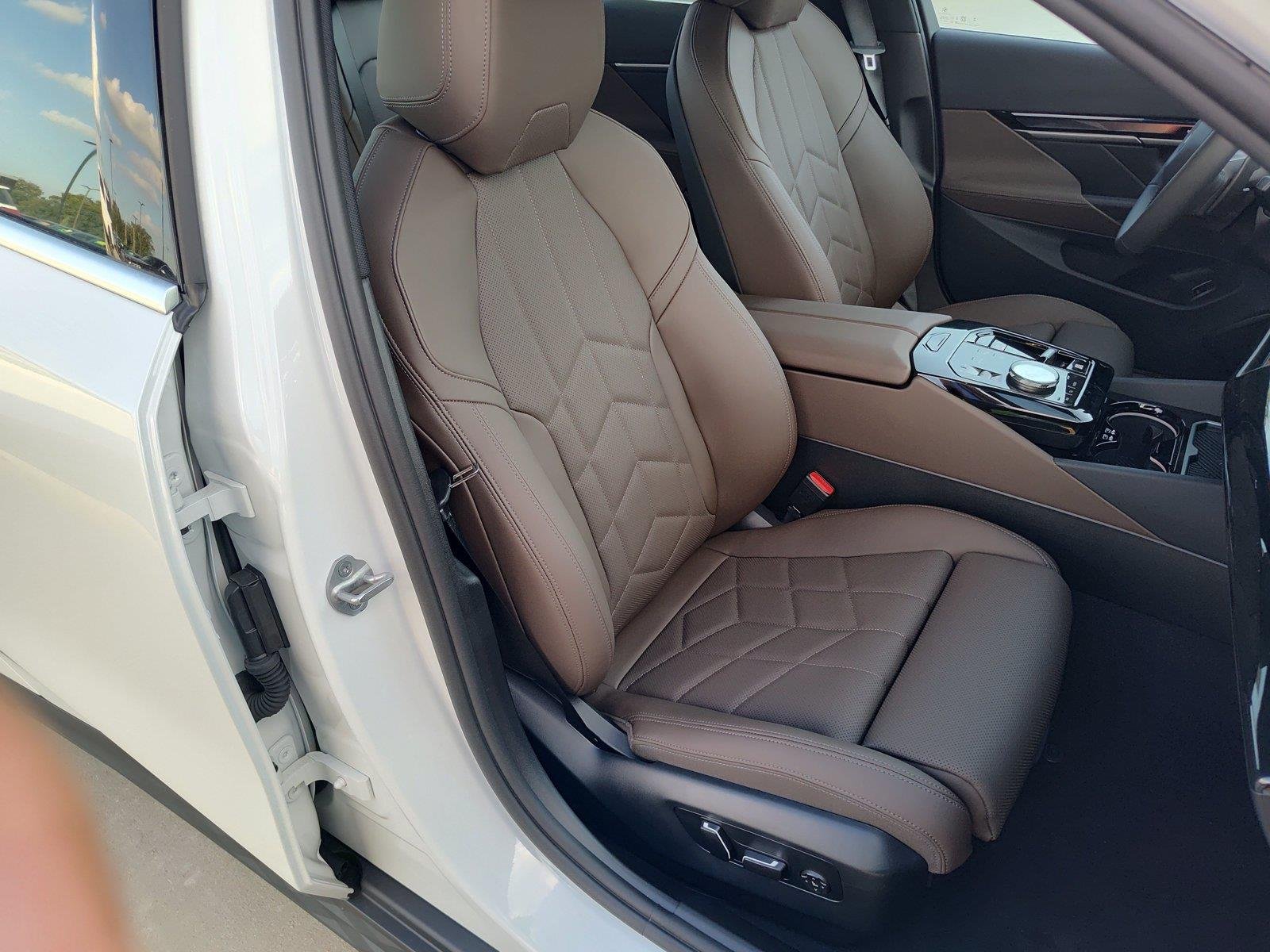 New 2027 Mineral White Metallic BMW 530i image 12