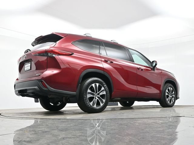 Used 2022 Ruby Flare Pearl Toyota XLE image 32