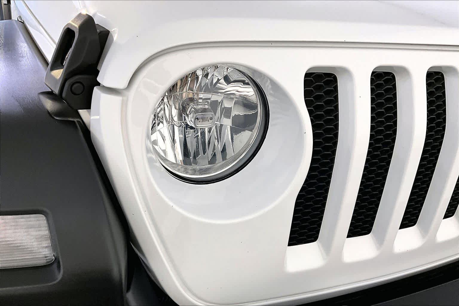 Used 2020 Bright White Clearcoat Jeep Sport S image 26
