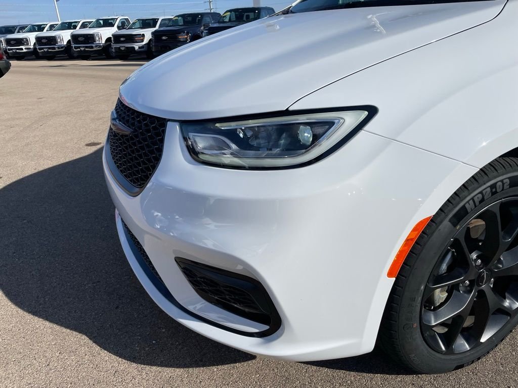 Used 2025 White Chrysler Limited image 28