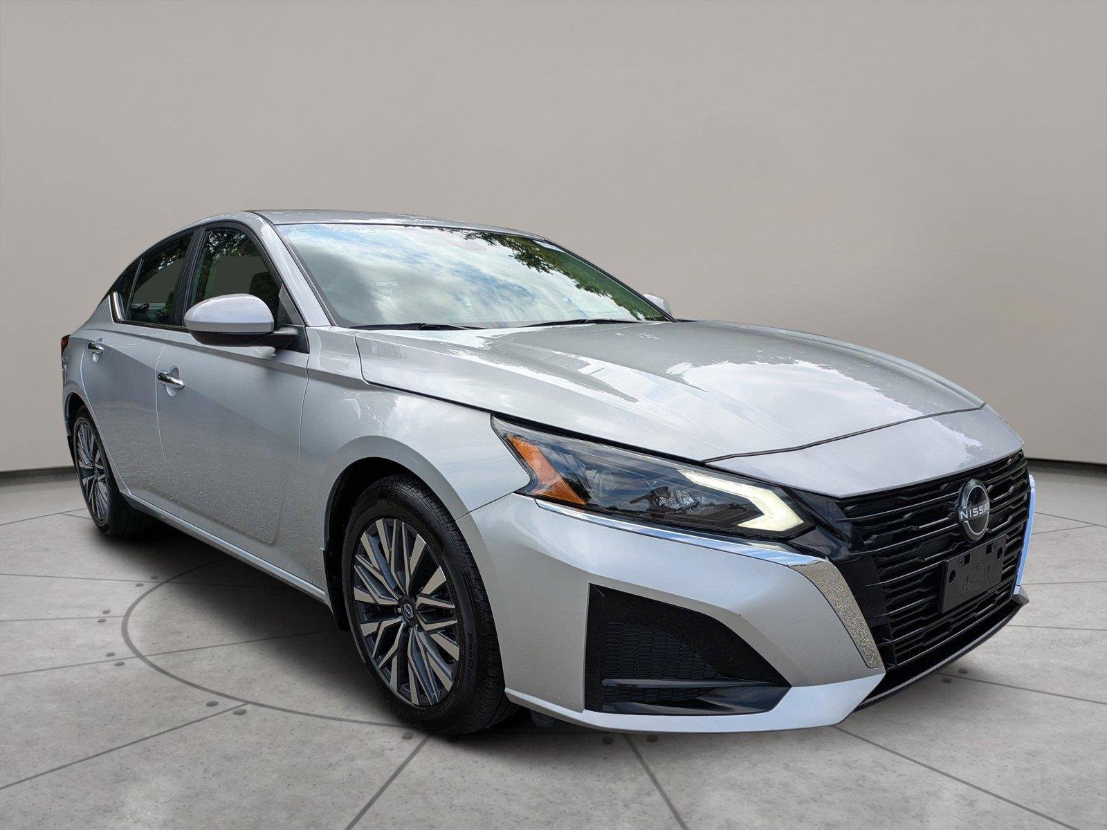 Used 2023 Brilliant Silver Metallic Nissan 2.5 SV image 1