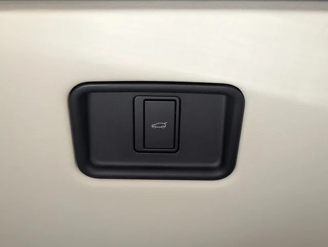 Used 2025  Land Rover SE image 21