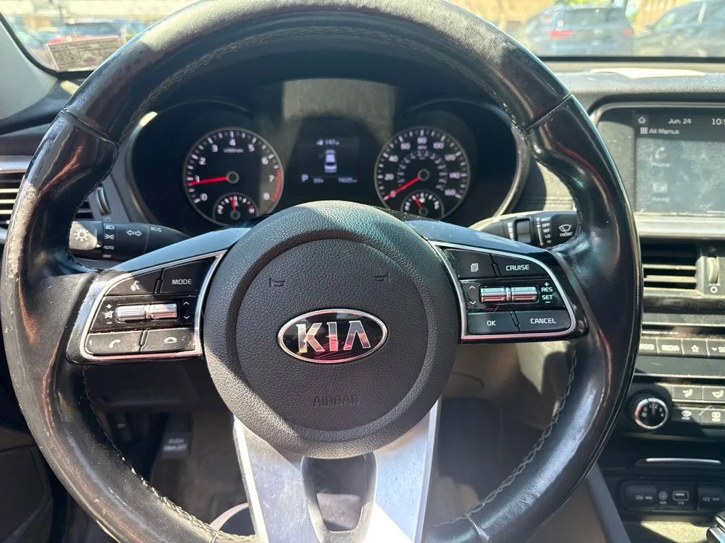 Used 2020 Black Kia SE image 8