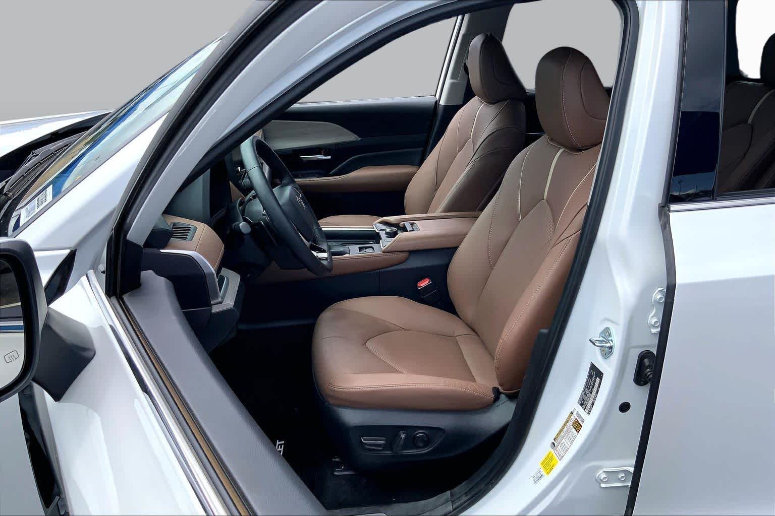 Used 2026 Wind Chill Pearl Toyota Platinum image 8