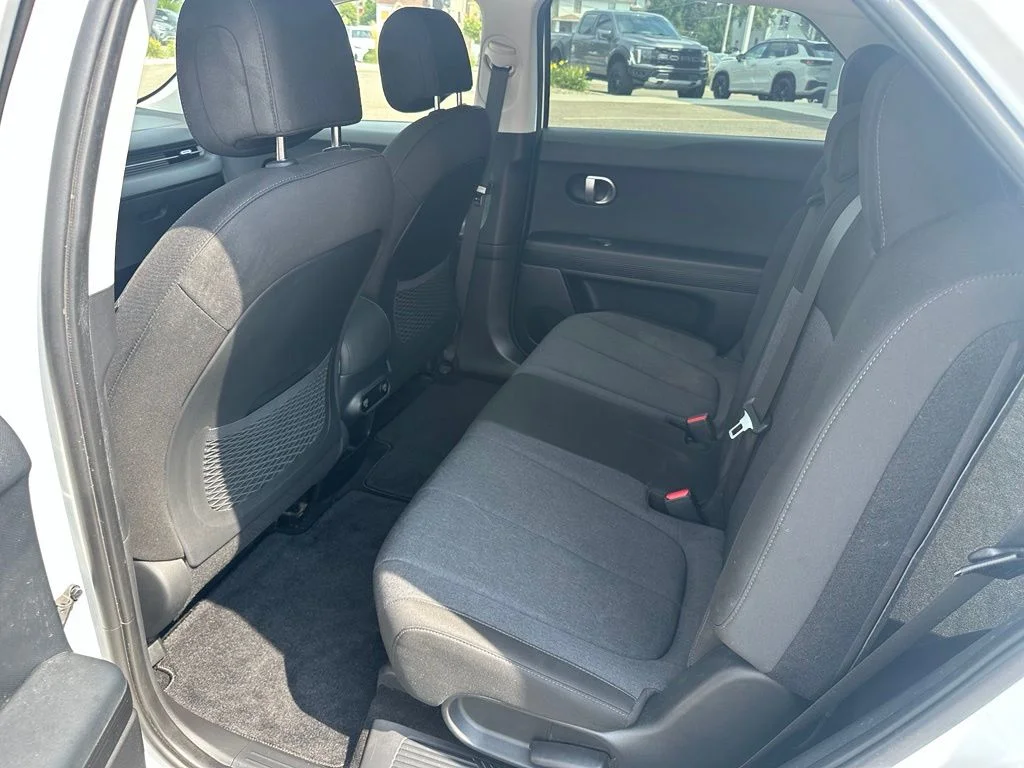 Used 2022 White Hyundai SE image 11