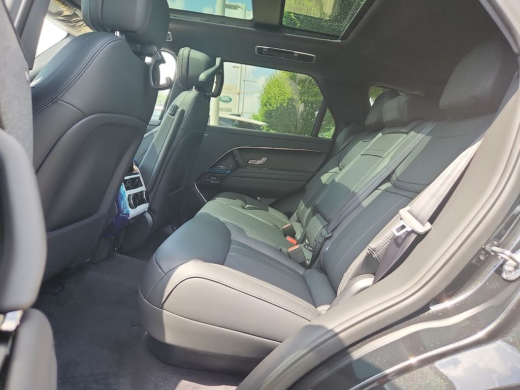 New 2026 Santorini Black Land Rover Dynamic SE image 5