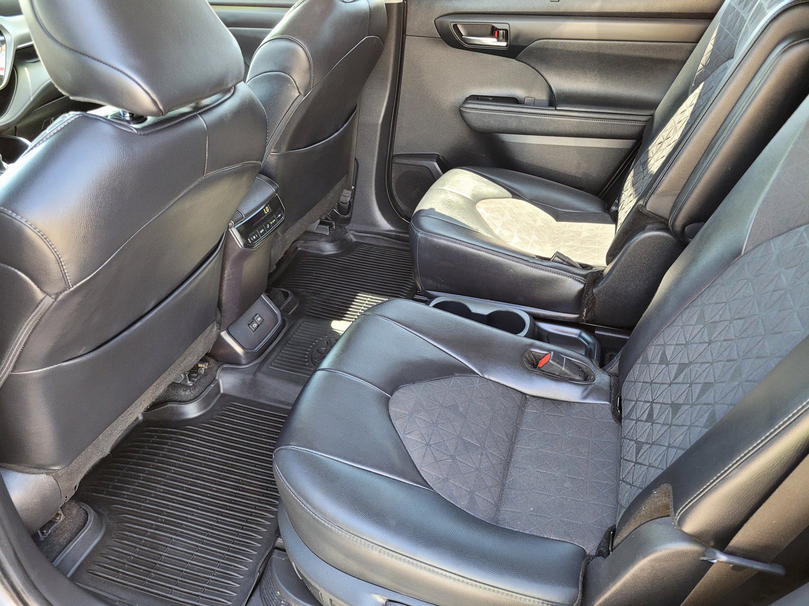 Used 2024  Toyota Hybrid XLE image 12