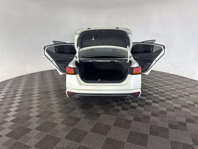 Used 2020 White Nissan 2.5 SR image 15