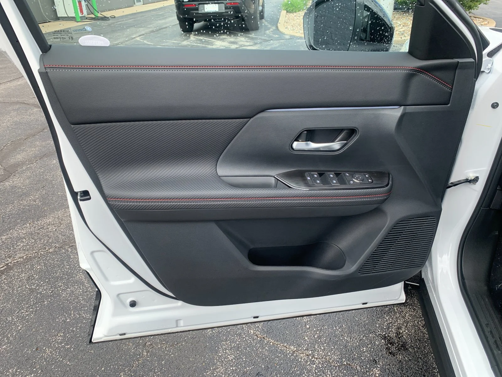 New 2026 Aspen White TriCoat / Super Black Two-tone Nissan SR image 11