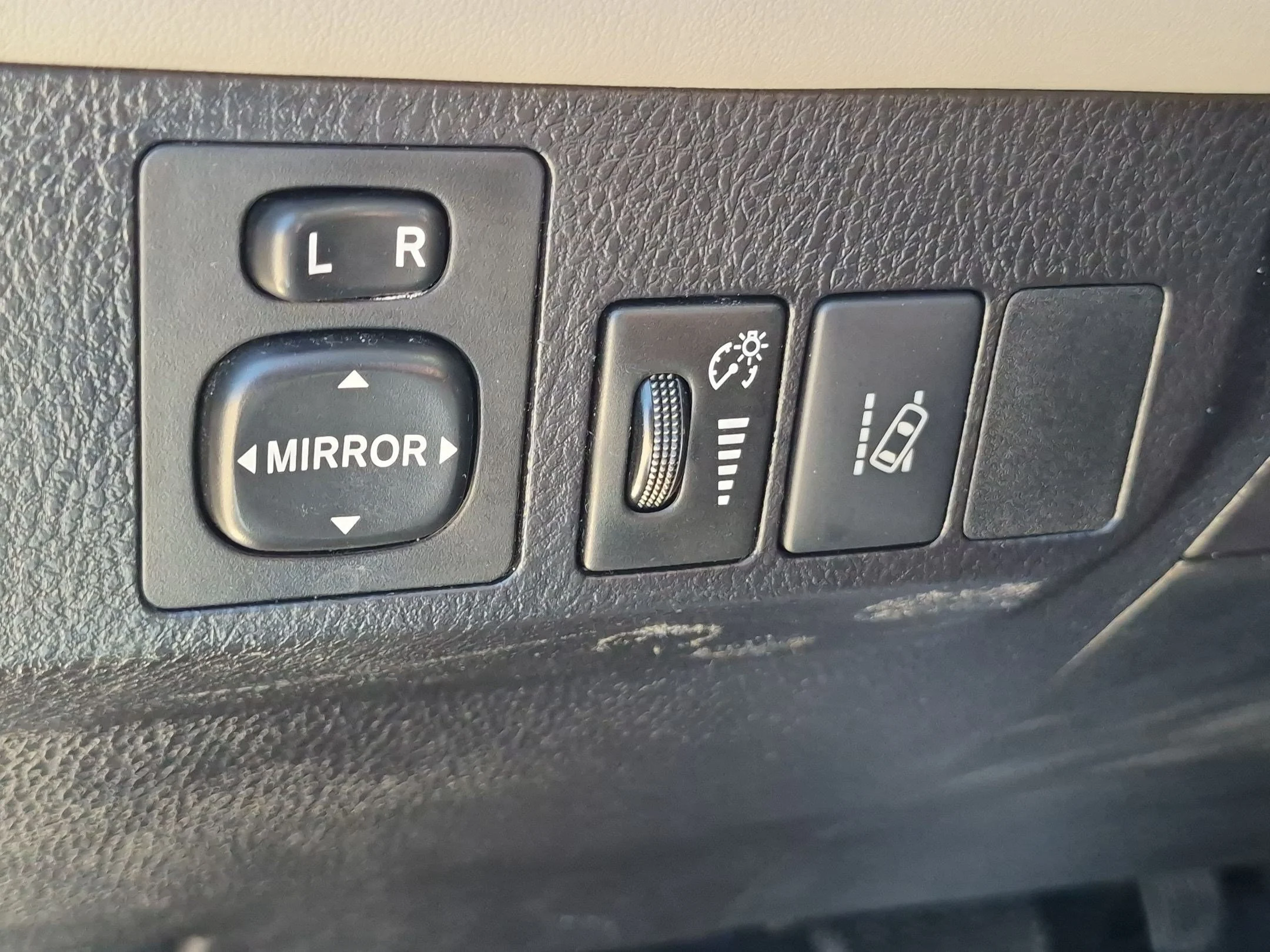 Used 2018 Silver Sky Metallic Toyota XLE image 24
