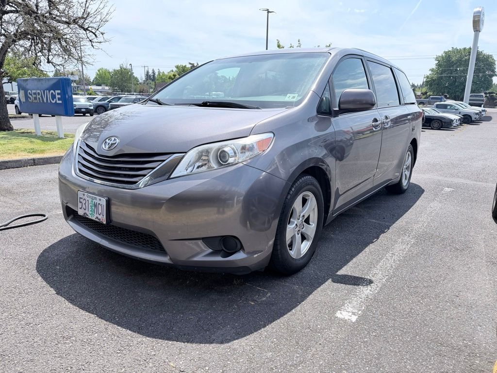 2015 Toyota Sienna LE V6 7-Passenger Access Seat's photo