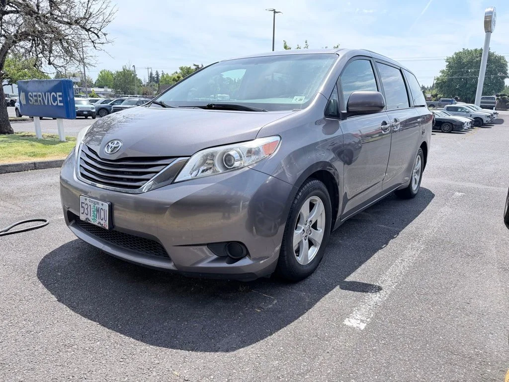2015 Toyota Sienna LE V6 7-Passenger Access Seat's photo