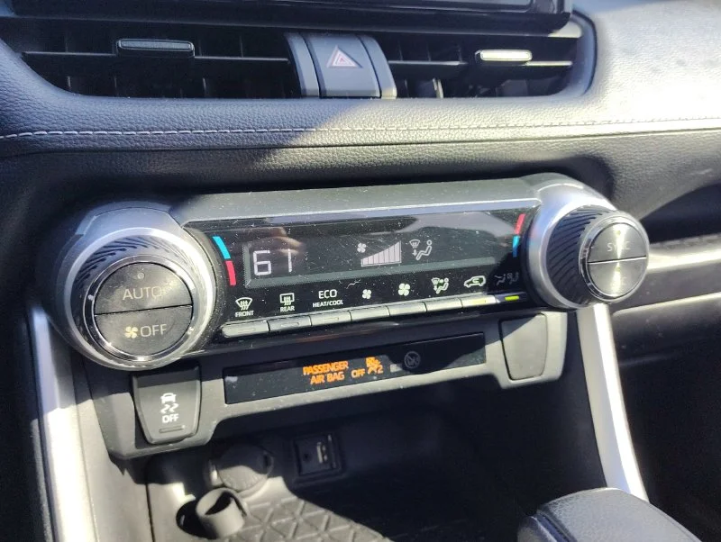 Used 2019 Silver Toyota XLE image 17