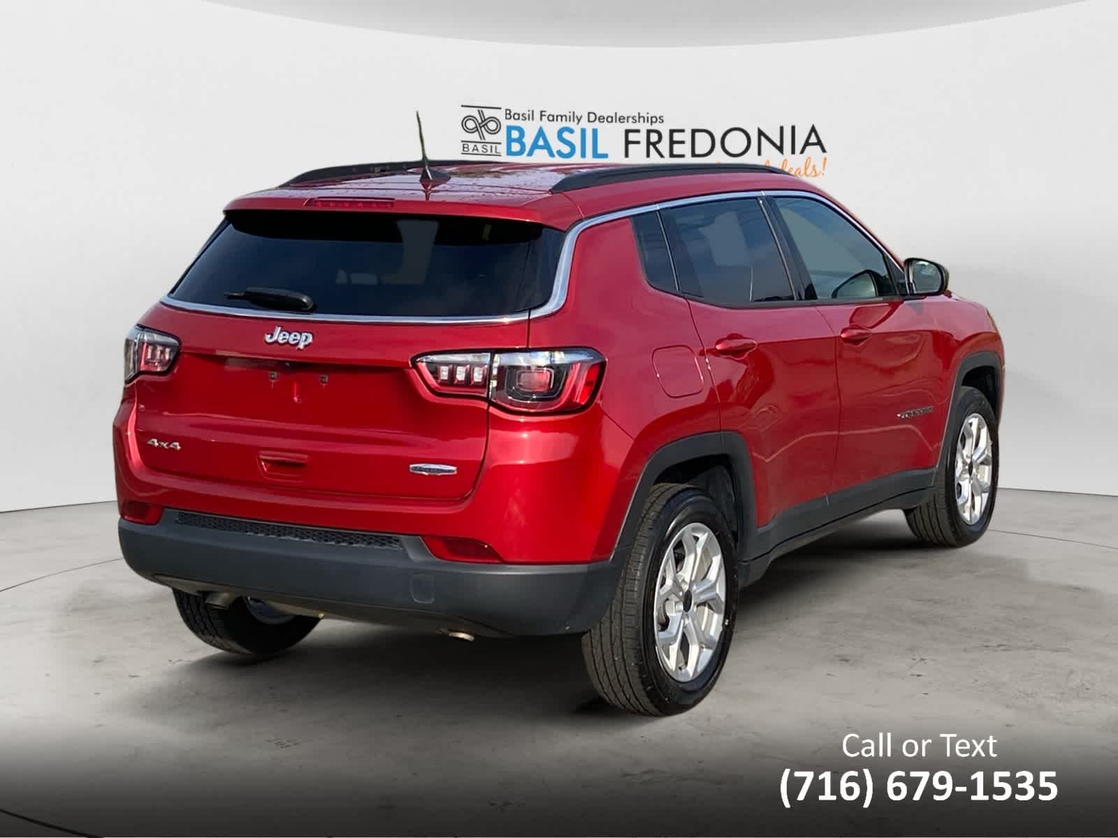 Used 2025 Red Hot Pearlcoat Jeep Latitude image 9