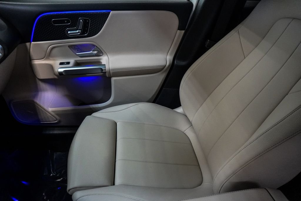 Used 2025 White Mercedes-Benz GLB 250 image 26