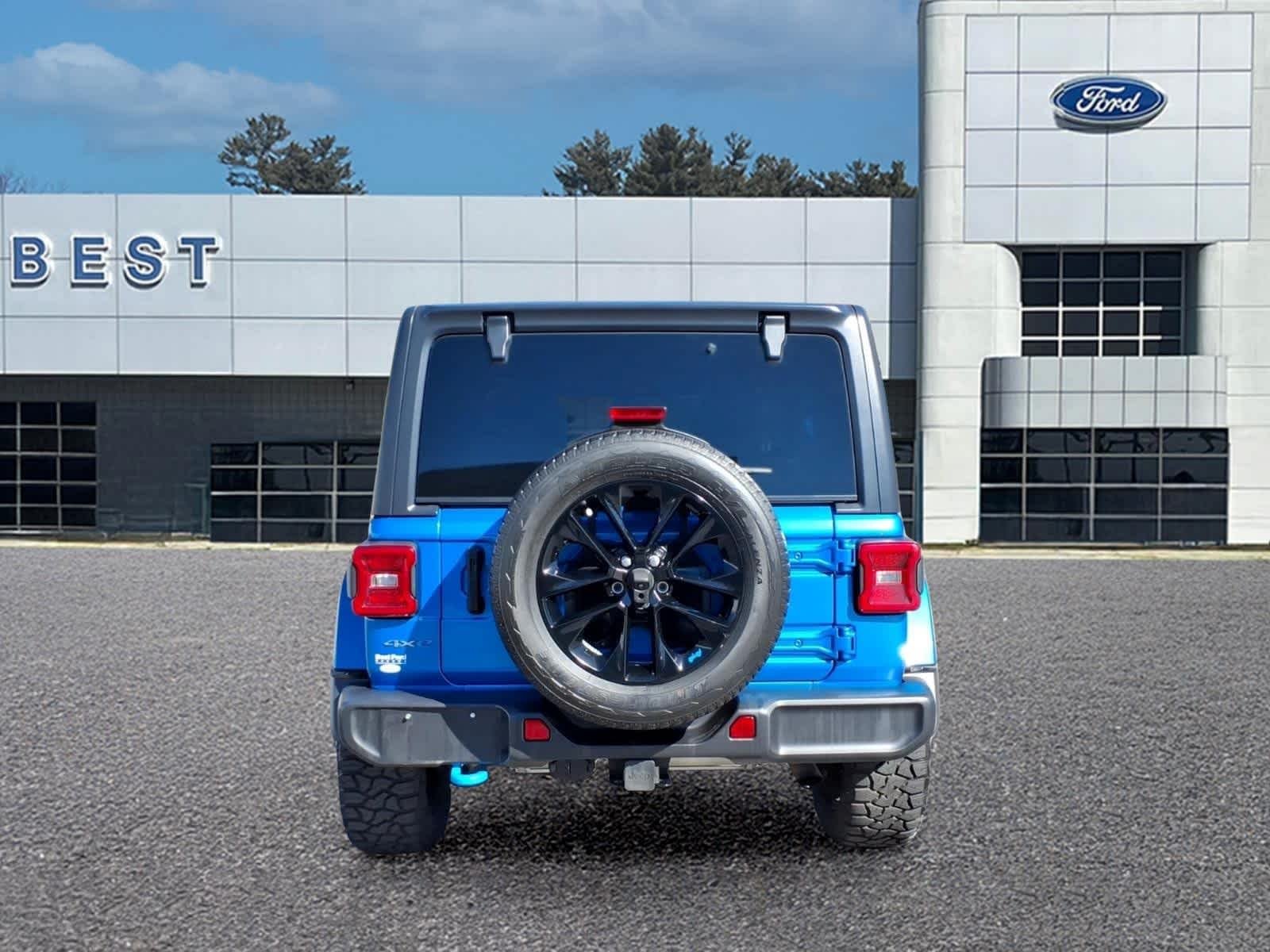 Used 2022 Hydro Blue Pearlcoat Jeep Unlimited Sahara image 5