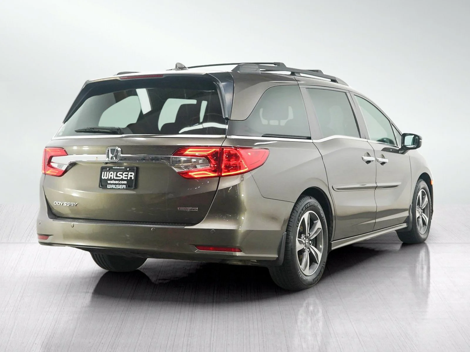 Used 2018 Pacific Pewter Metallic Honda Touring Auto image 6