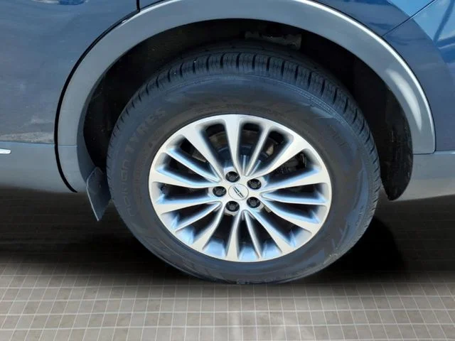 Used 2017 Blue Lincoln Select image 10