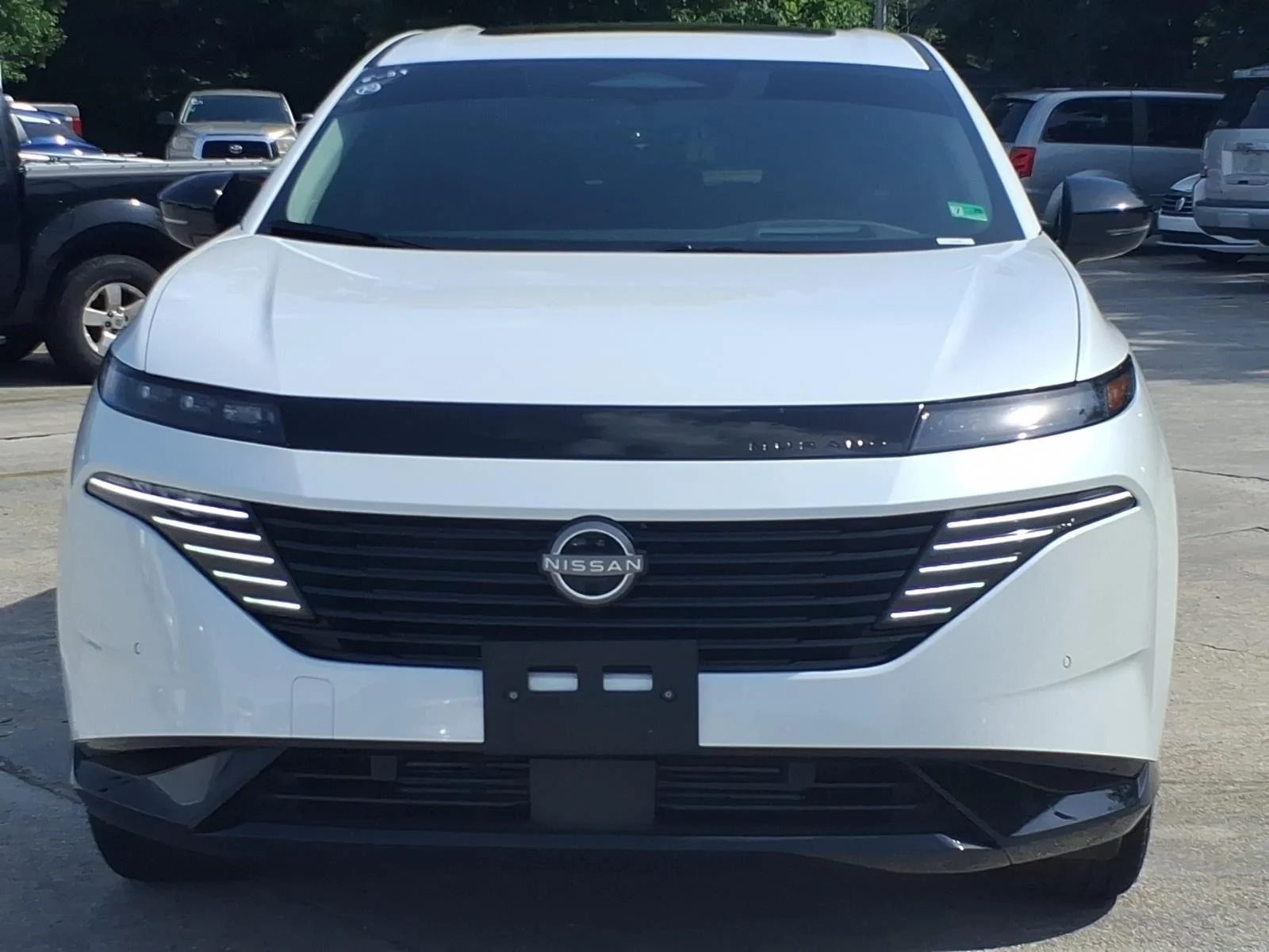Used 2025 Everest White Pearl Tricoat Nissan Platinum image 2