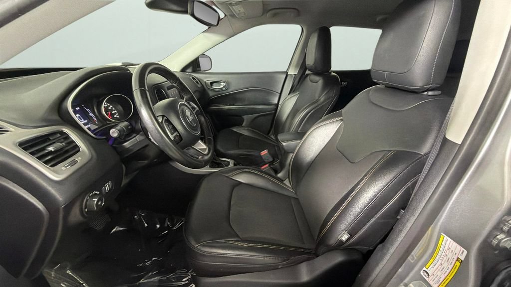 Used 2020 Silver Jeep Latitude FWD image 17
