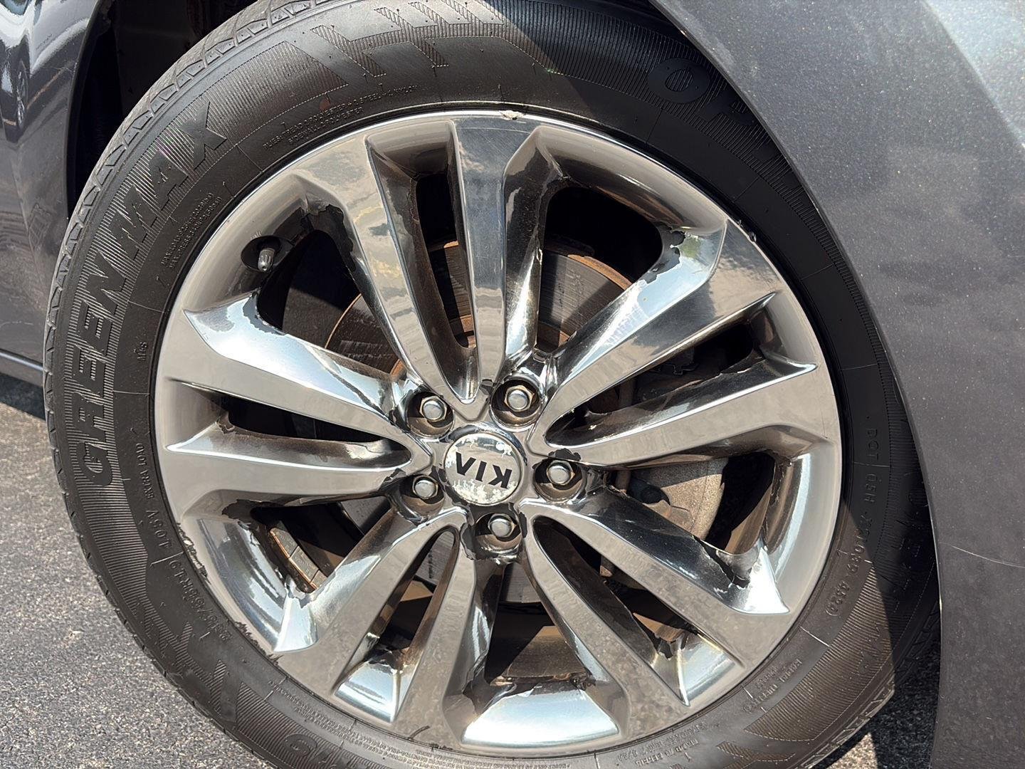 Used 2016 Platinum Graphite Kia Limited image 17