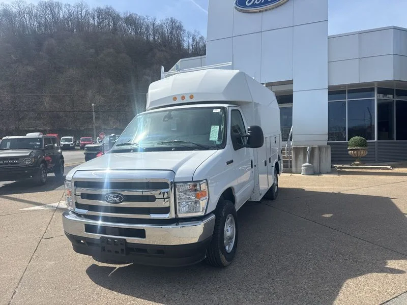 New 2026 Oxford White Ford E-350 SRW image 3