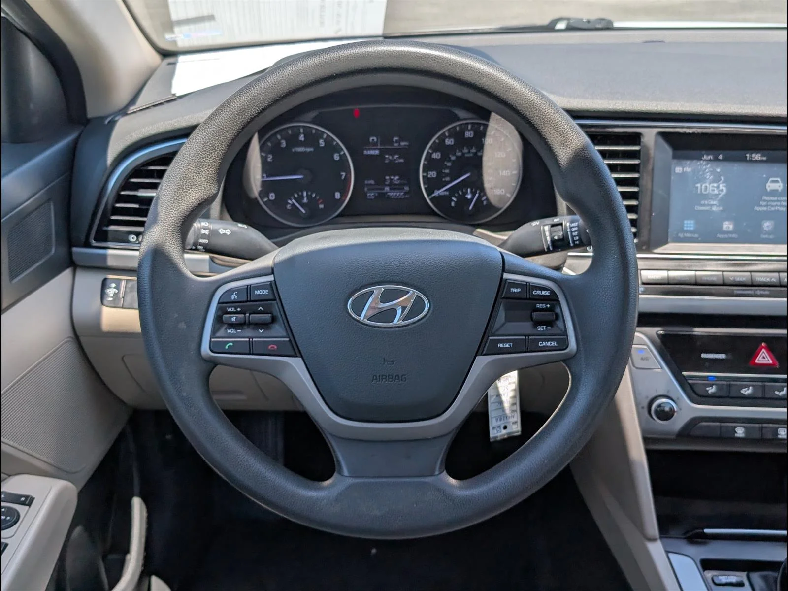 Used 2017 Quartz White Pearl W8 Hyundai SE image 11