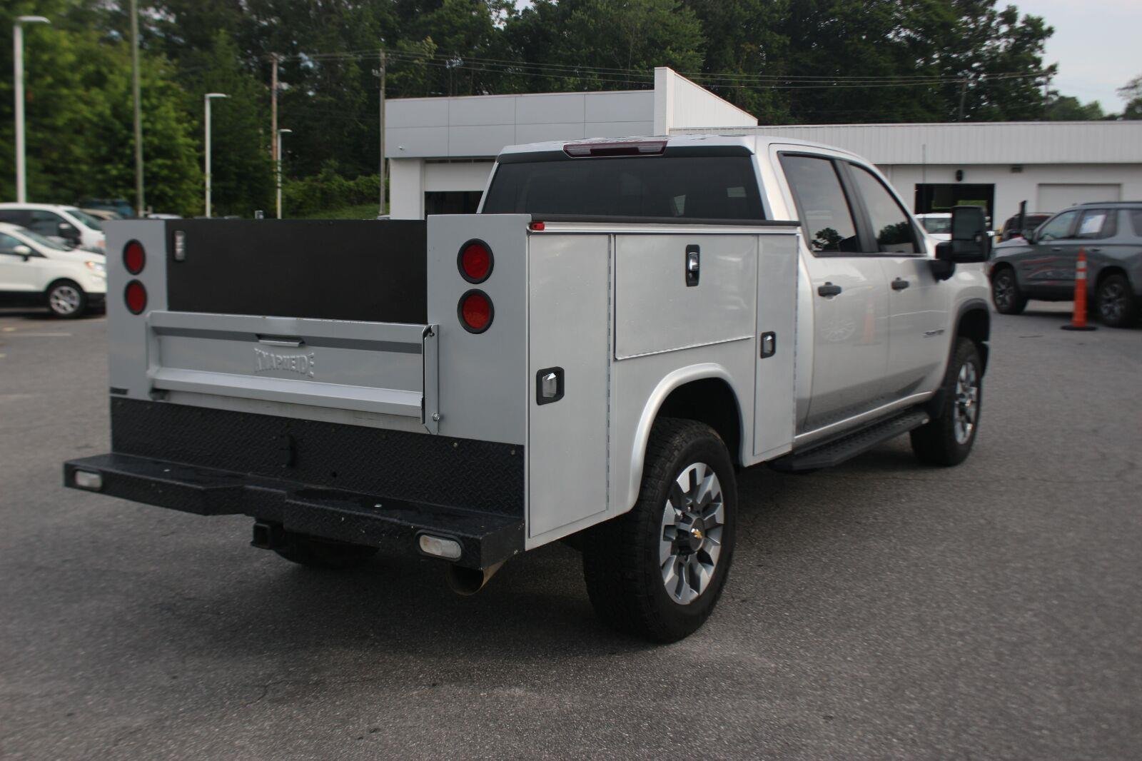 Used 2023 Silver Ice Metallic Chevrolet Custom image 9