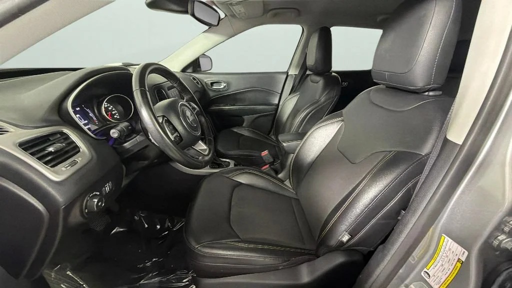 Used 2020 Silver Jeep Latitude FWD image 17