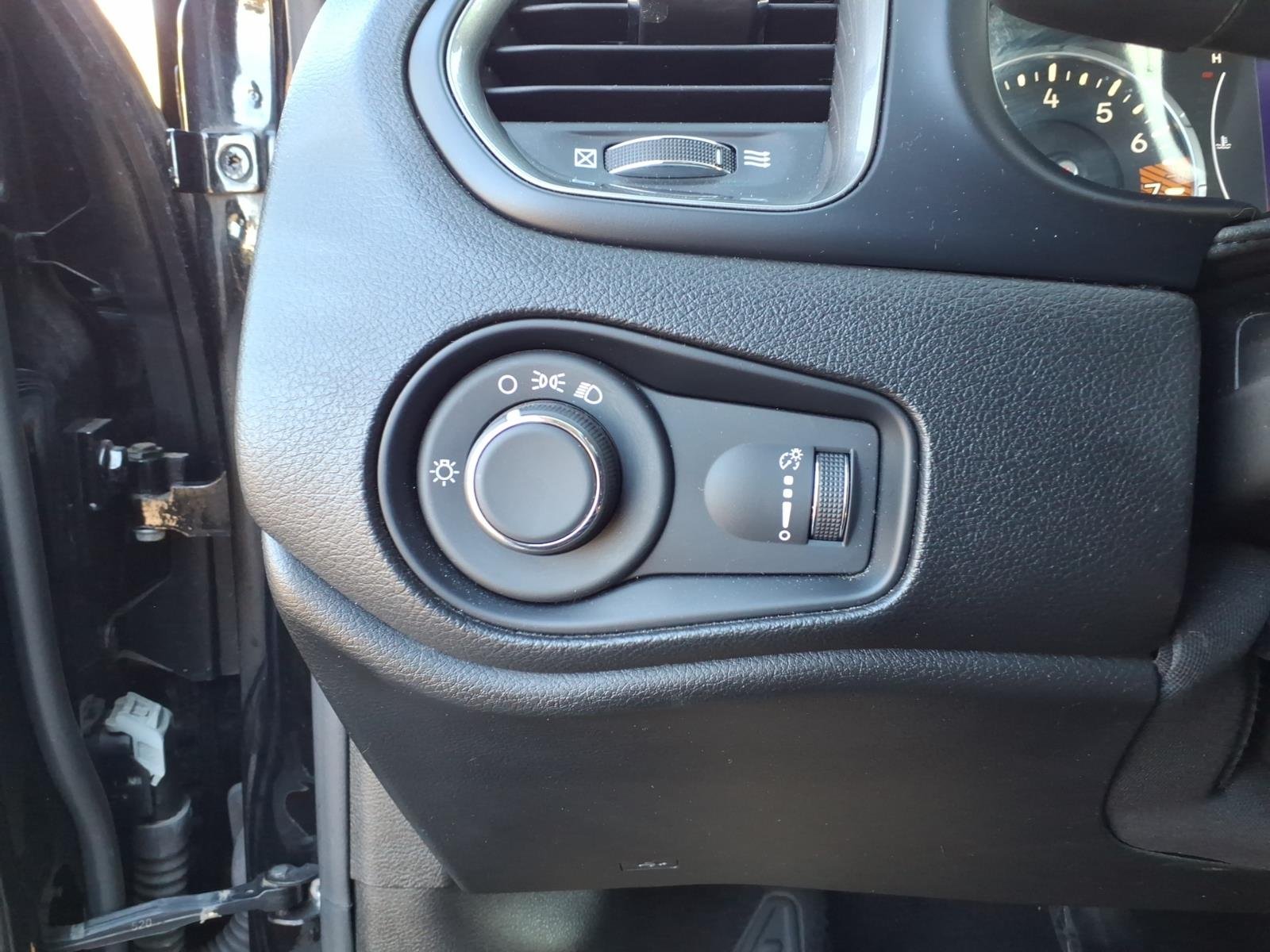 Certified Used 2023  Jeep Latitude image 16