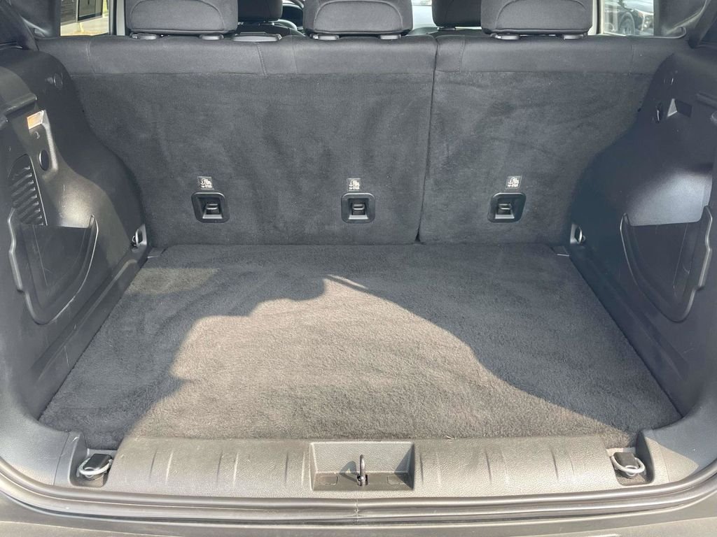 Used 2023 White Jeep Latitude image 28