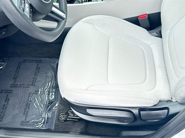 Used 2025 White Hyundai SE image 19