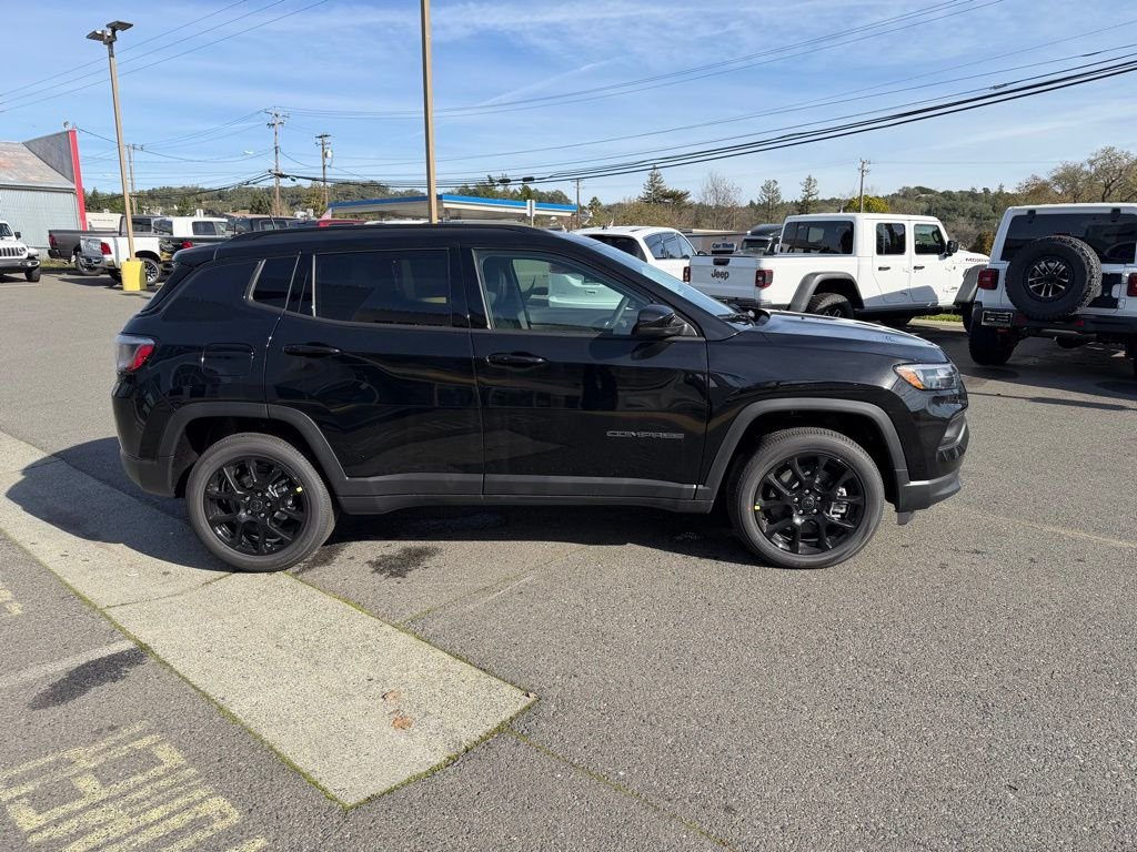 New 2026 Diamond Black Crystal Pearl-Coat Exterior Paint Jeep Latitude image 6