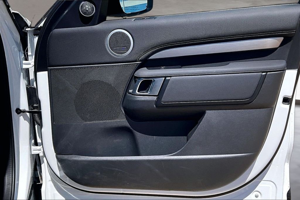 Used 2025 White Land Rover Dynamic SE image 19