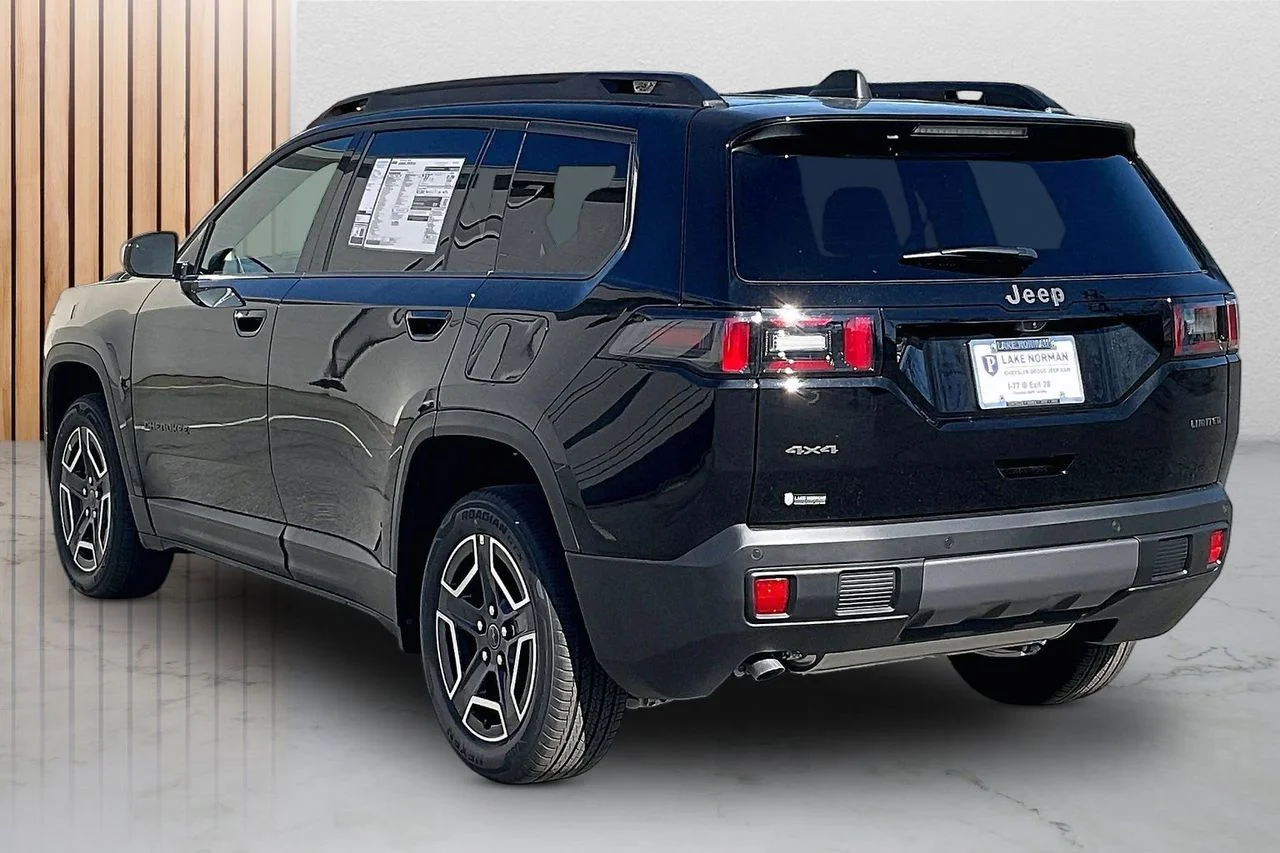 New 2026 Diamond Black Crystal Pearl-Coat Exterior Paint Jeep Limited image 7