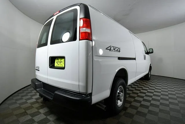 New 2025 Summit White Chevrolet WT image 11