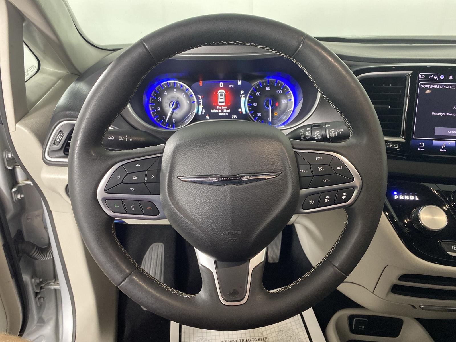 Used 2024 Silver Mist Clearcoat Chrysler Touring L image 24