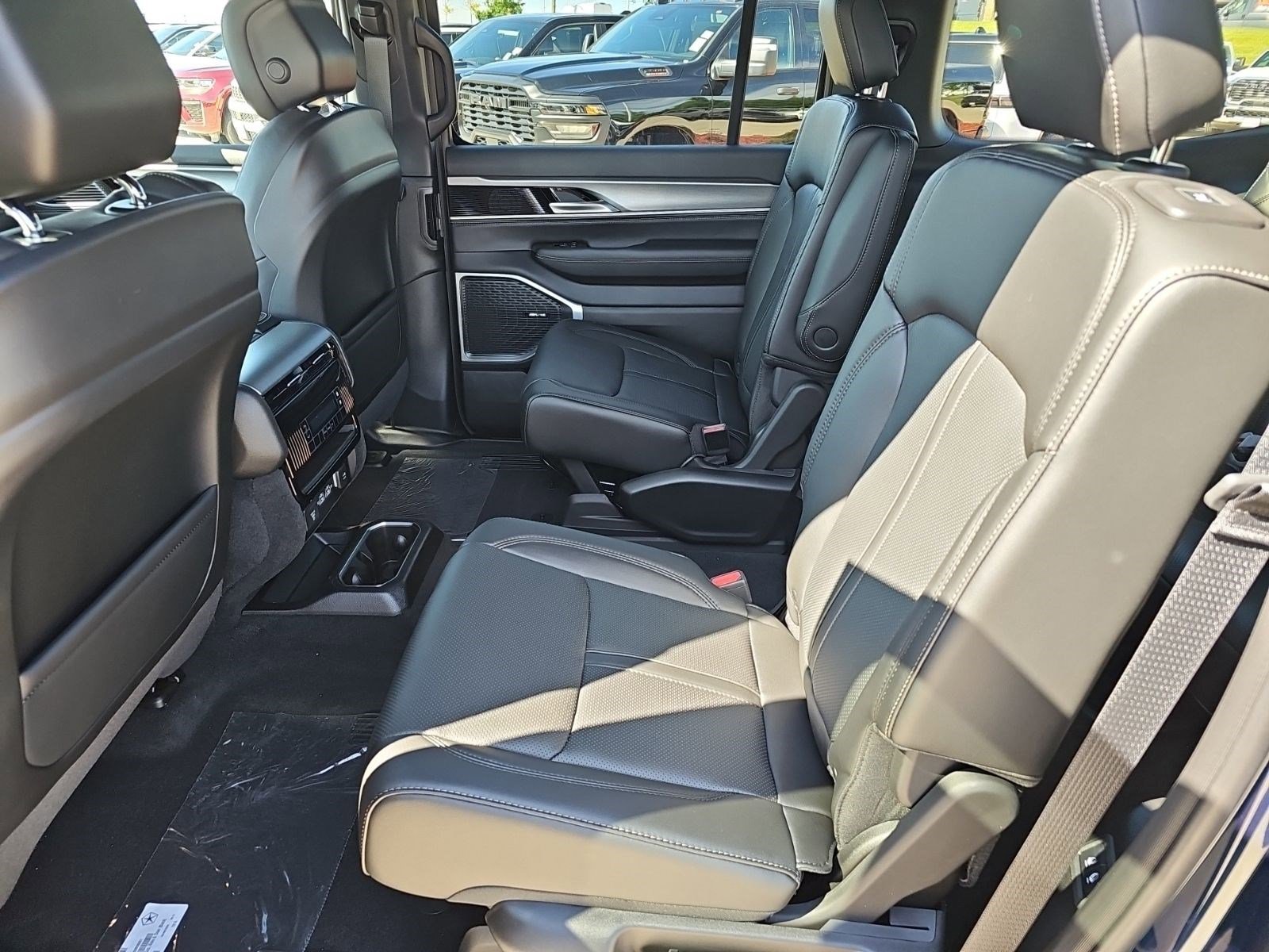 New 2026 Fathom Blue Pearlcoat Jeep Upland image 16