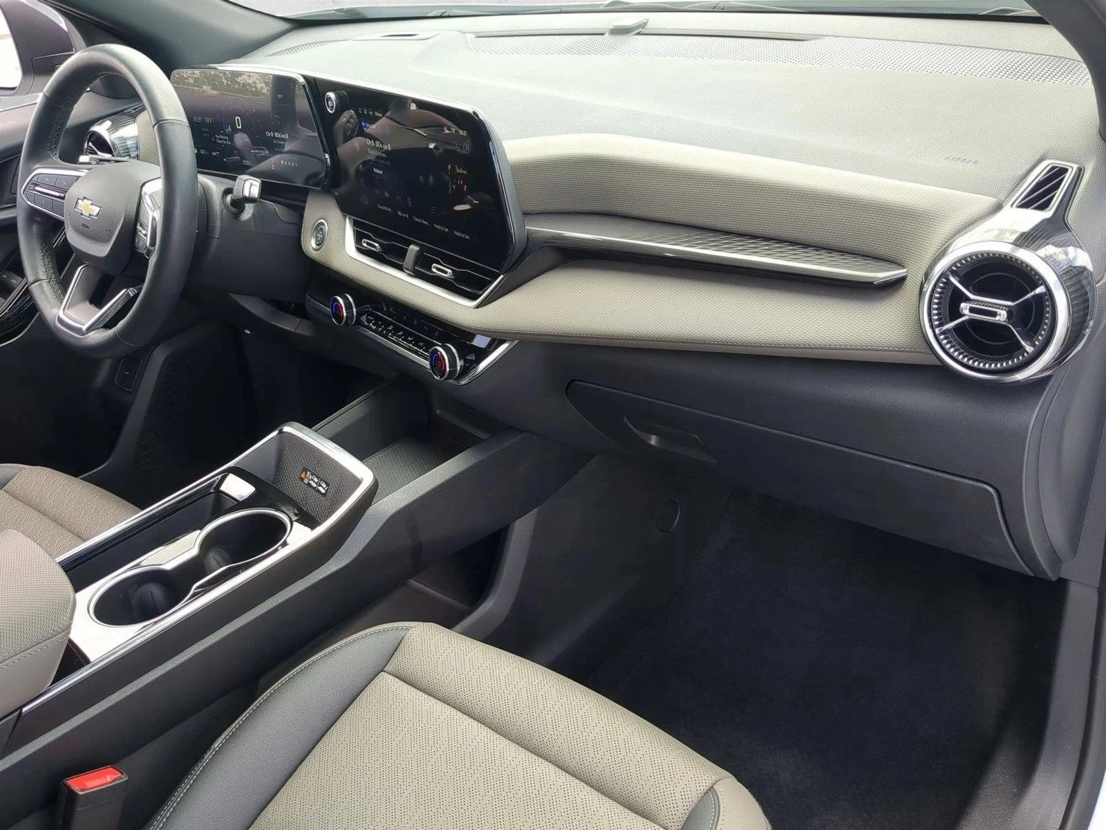 Used 2025 Summit White Chevrolet AWD LT image 22