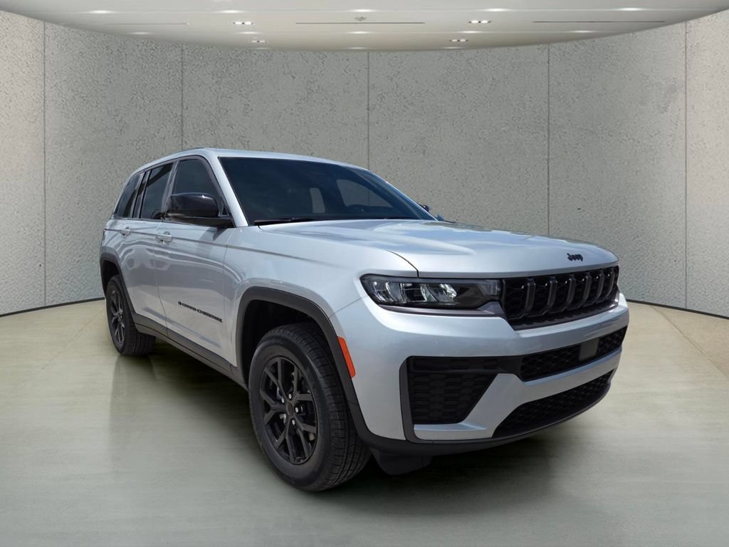 New 2026 Silver Zynith Exterior Paint Jeep Laredo Altitude image 13