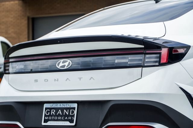 Certified Used 2025 White Hyundai SE image 13
