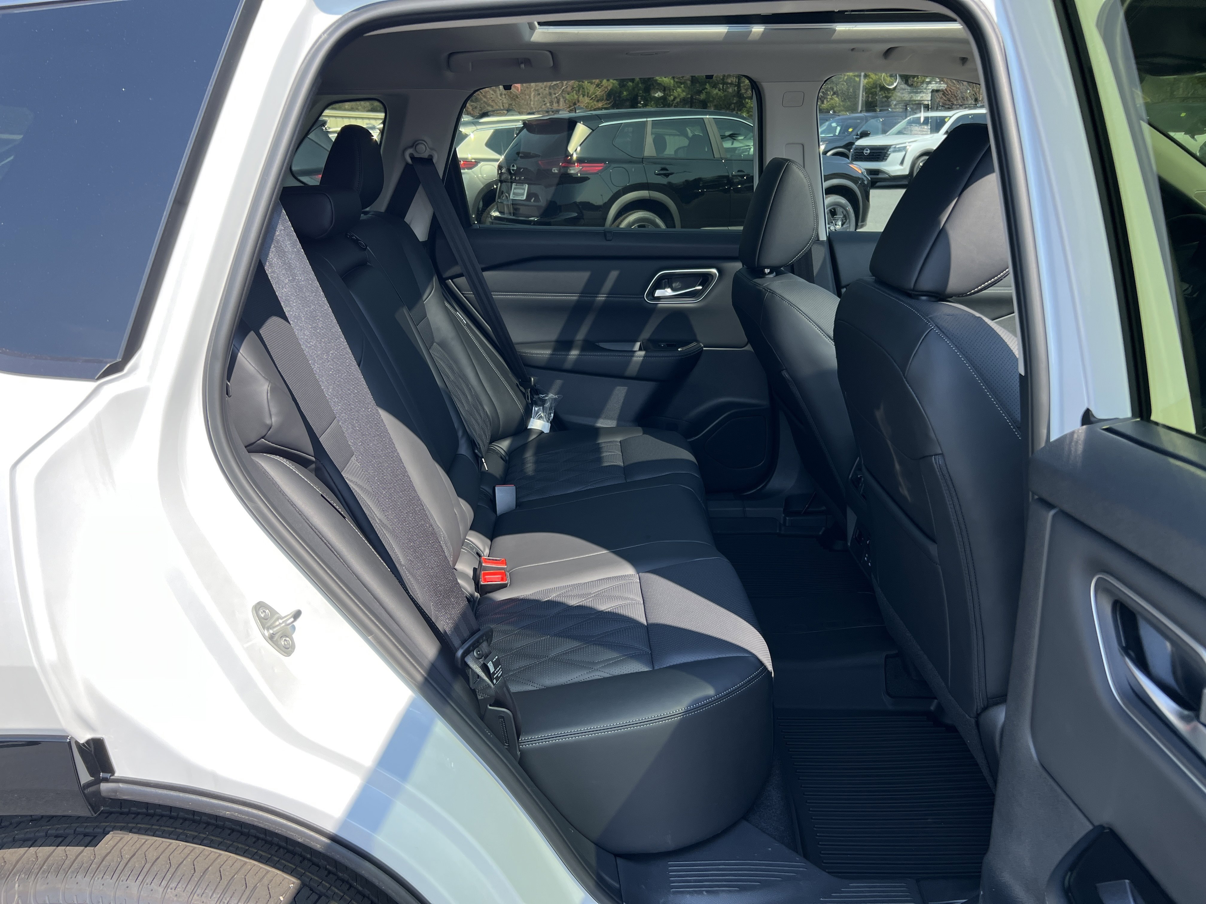 New 2026 Everest White Pearl TriCoat Nissan Platinum image 26