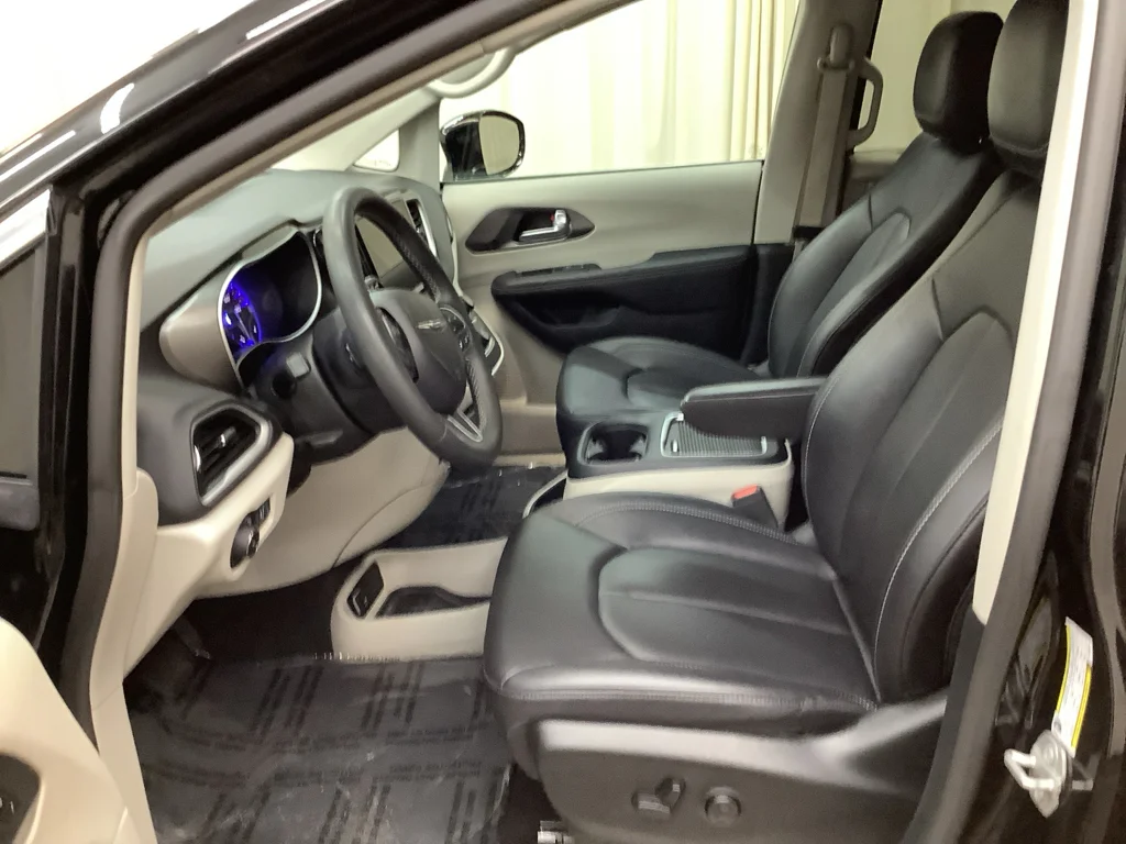 Used 2024 Diamond Black Crystal Pearlcoat Chrysler Touring L image 14