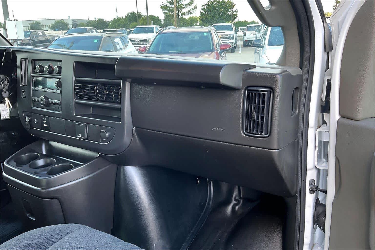 2025 GMC Savana Cargo Work Van - Photo 18