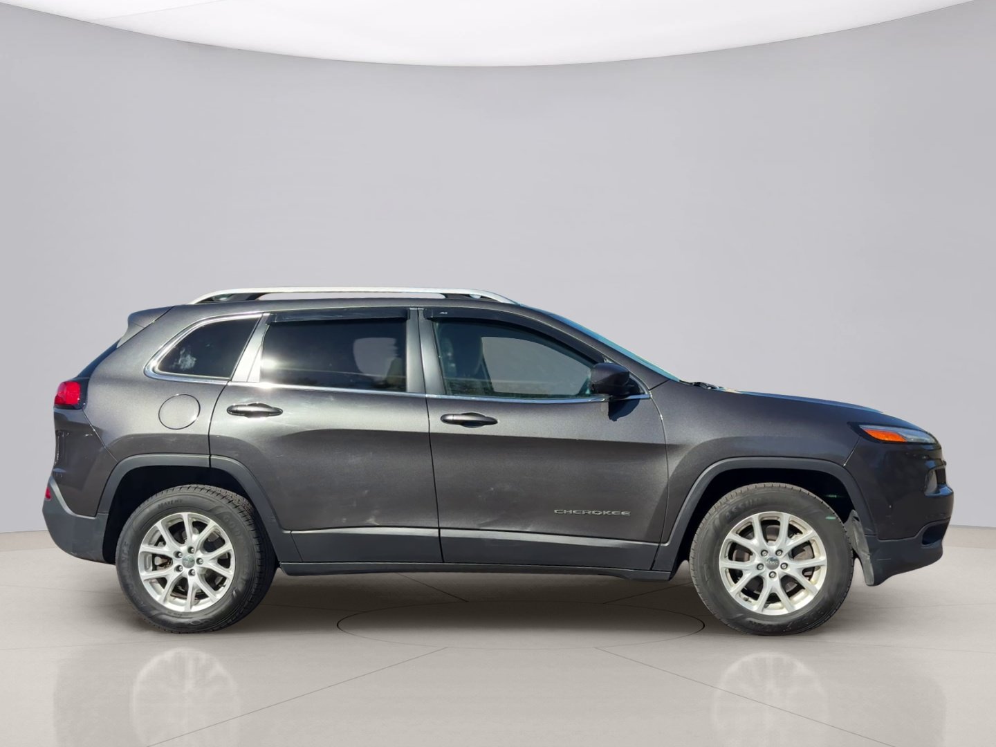 Used 2015 Grey Jeep LATITUDE image 6
