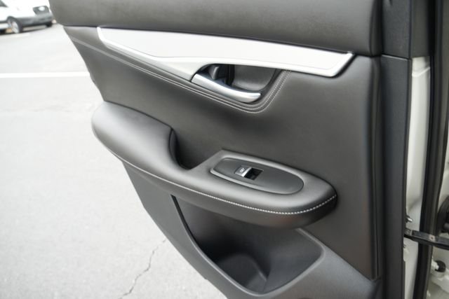 Used 2023 White INFINITI LUXE image 22