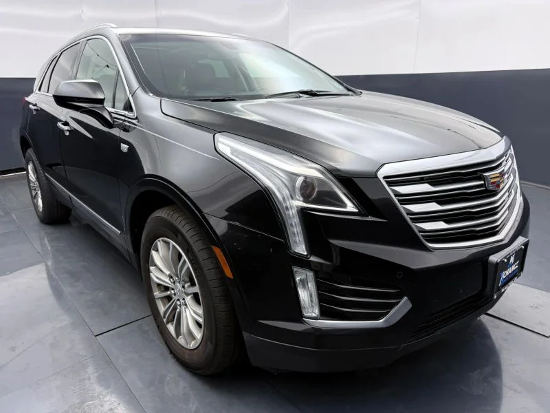 Used 2017  Cadillac Luxury Sport Utility 4D image 4