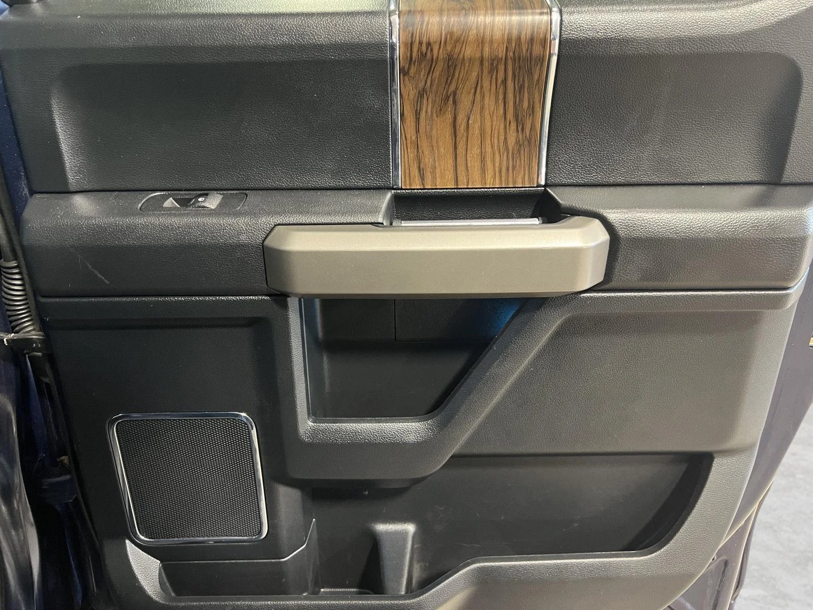 Used 2019 Blue Jeans FORD LARIAT image 23