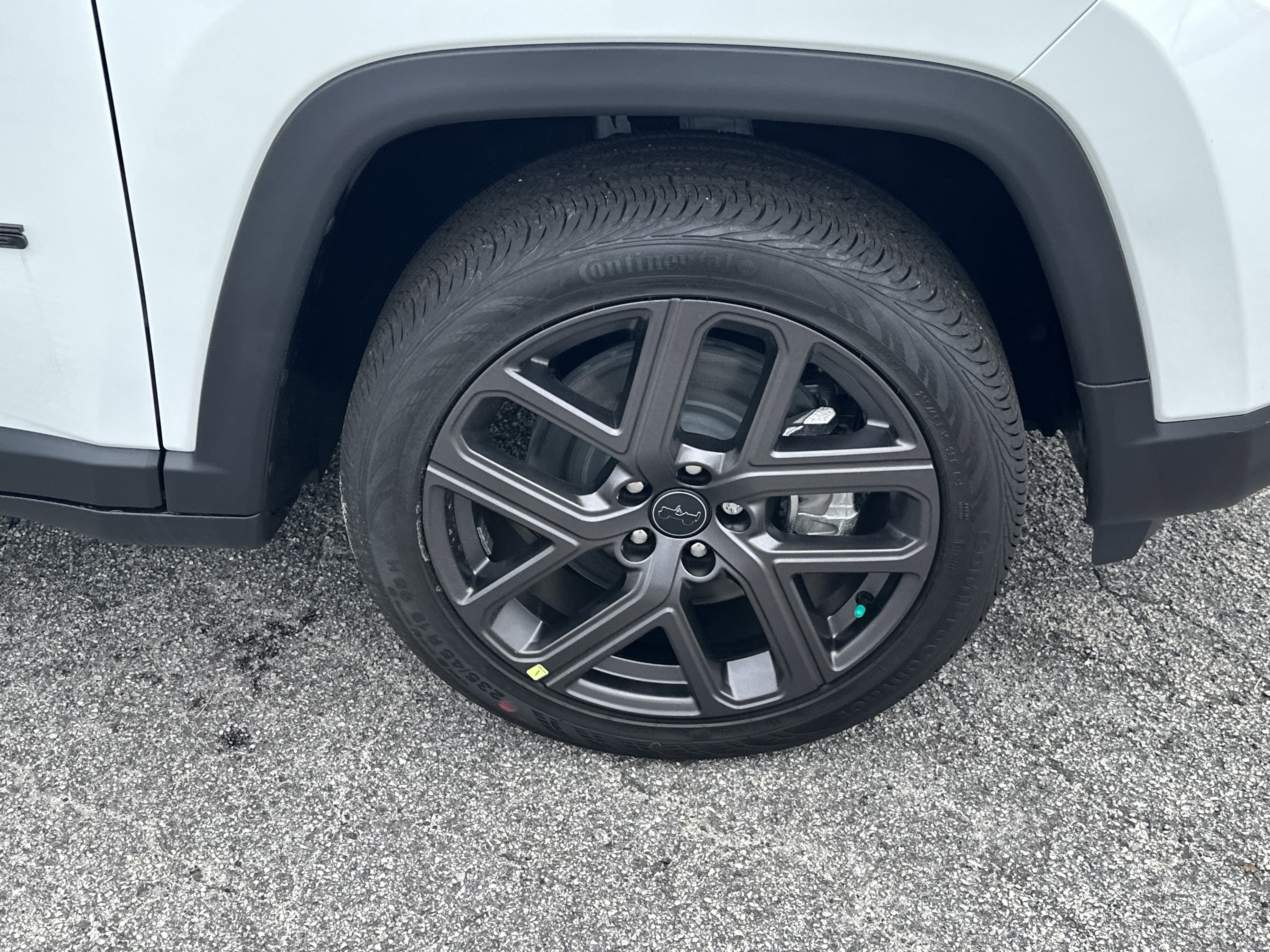 New 2026 Bright White Clear-Coat Exterior Paint Jeep Latitude Altitude image 17