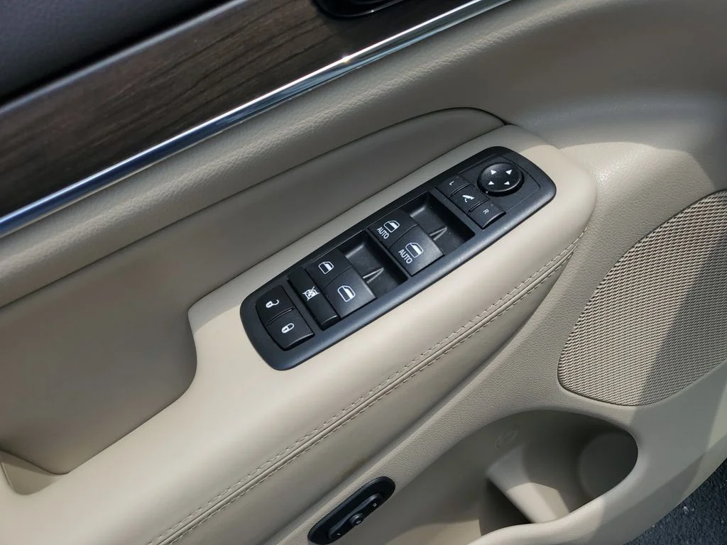 Used 2020 White Jeep Overland image 21